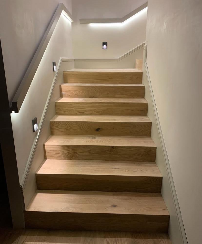 Piso de ingeniería instalado en sala residencial