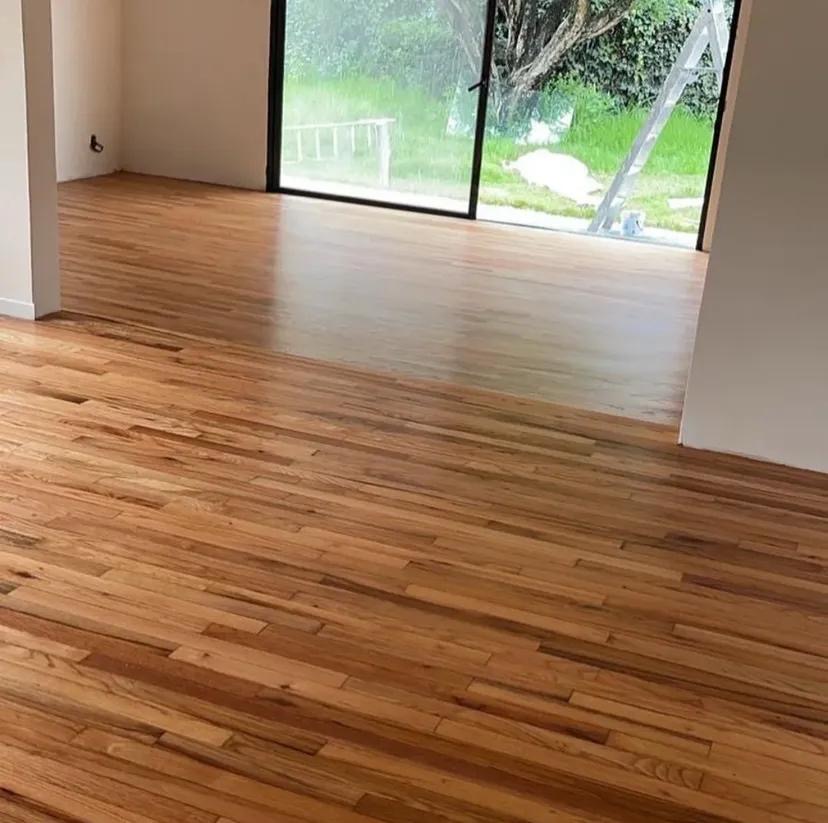 Detalle de instalación de duela de encino